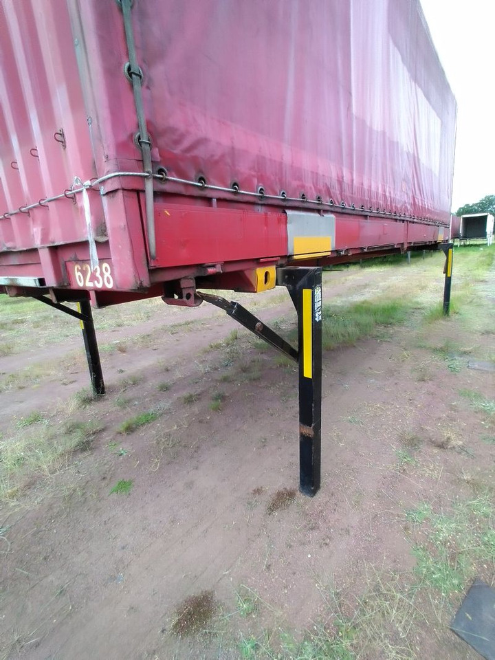 Krone Wechselpritsche mit Bordwänden und Plane, BDF-System, 7.450 mm lang. - Planenaufbau: das Bild 2 Krone Wechselpritsche mit Bordwänden und Plane, BDF-System, 7.450 mm lang. - Planenaufbau: das Bild 2