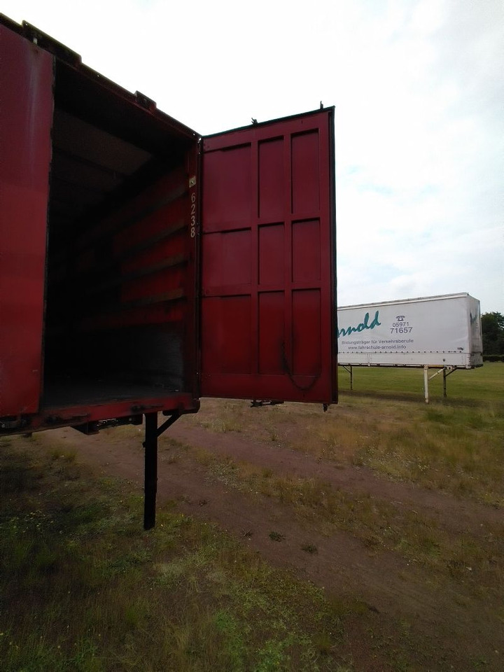 Krone Wechselpritsche mit Bordwänden und Plane, BDF-System, 7.450 mm lang. - Planenaufbau: das Bild 5 Krone Wechselpritsche mit Bordwänden und Plane, BDF-System, 7.450 mm lang. - Planenaufbau: das Bild 5