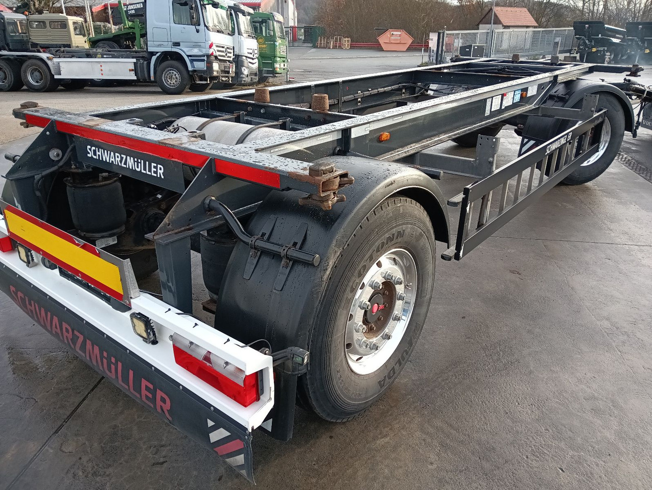 Schwarzmüller 2-A BDF 1,22/1,32 ALCOA Alufelgen ADR 120tkm TÜV Schwarzmüller 2-A BDF 1,22/1,32 ALCOA Alufelgen ADR 120tkm TÜV - Container/ Wechselfahrgestell Anhänger: das Bild 3 Schwarzmüller 2-A BDF 1,22/1,32 ALCOA Alufelgen ADR 120tkm TÜV Schwarzmüller 2-A BDF 1,22/1,32 ALCOA Alufelgen ADR 120tkm TÜV - Container/ Wechselfahrgestell Anhänger: das Bild 3