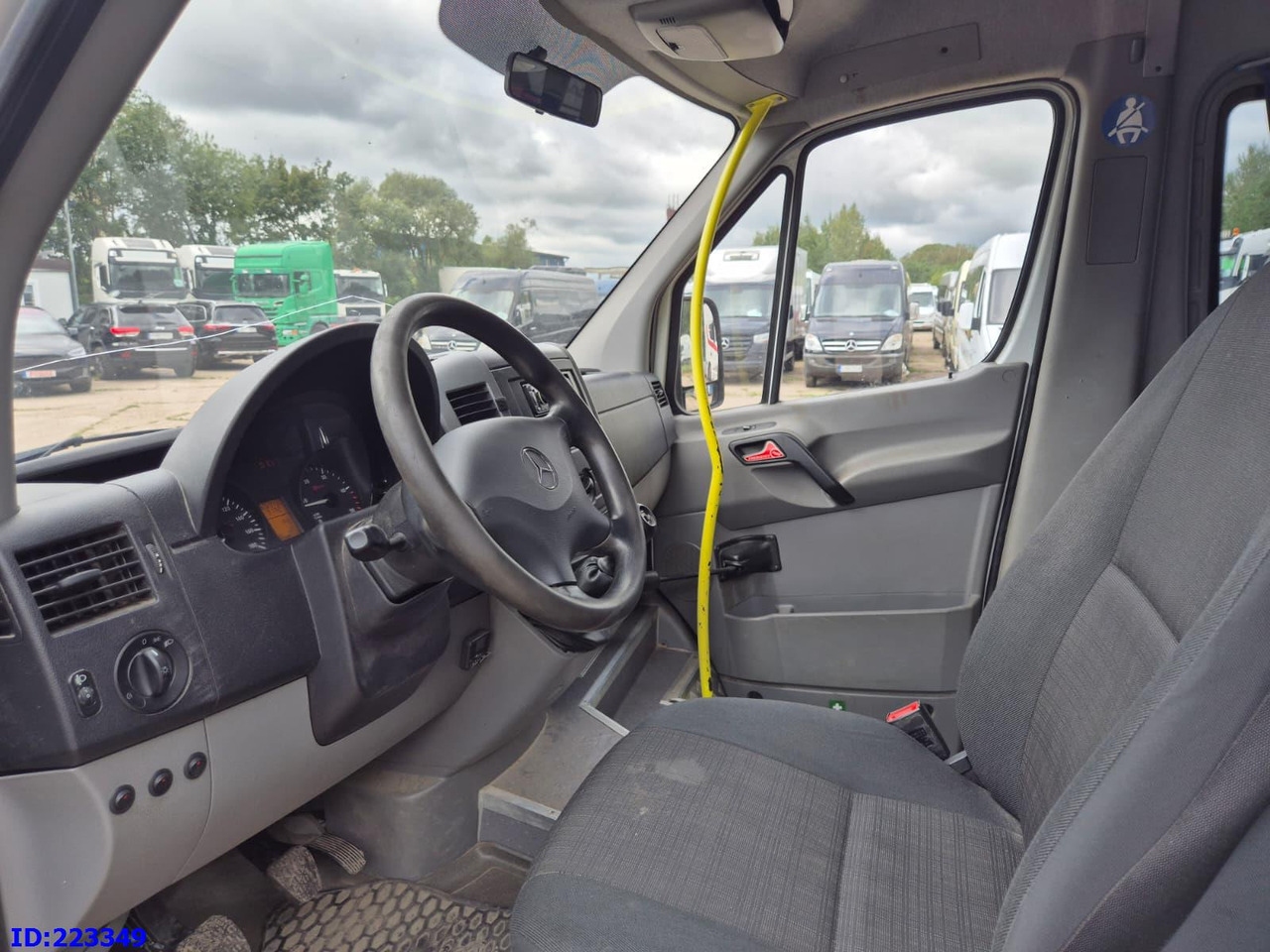 Reisebus MERCEDES-BENZ Sprinter 516 23 places: das Bild 10