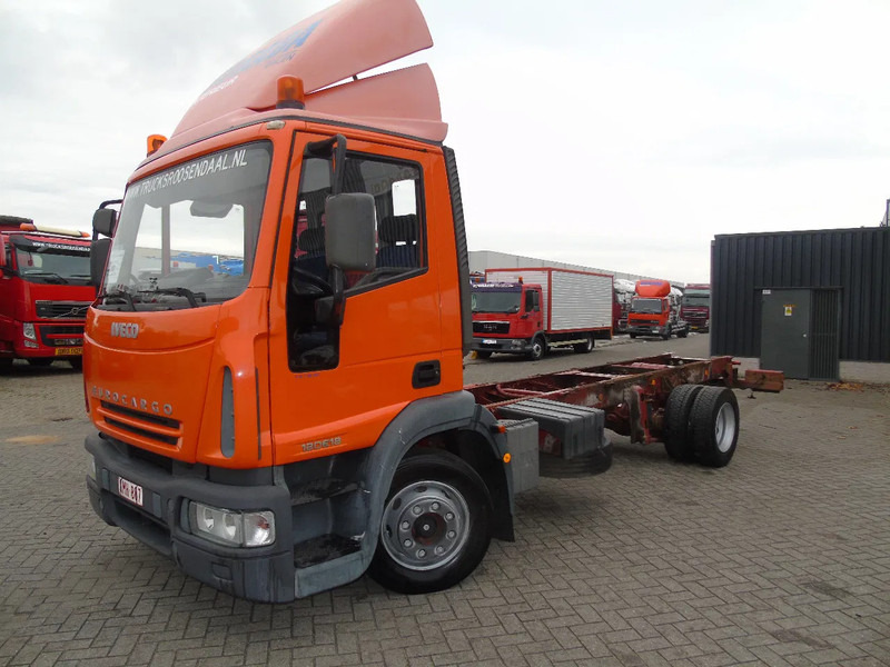 Iveco Eurocargo 120E18 + MANUAL - Fahrgestell LKW: das Bild 2 Iveco Eurocargo 120E18 + MANUAL - Fahrgestell LKW: das Bild 2