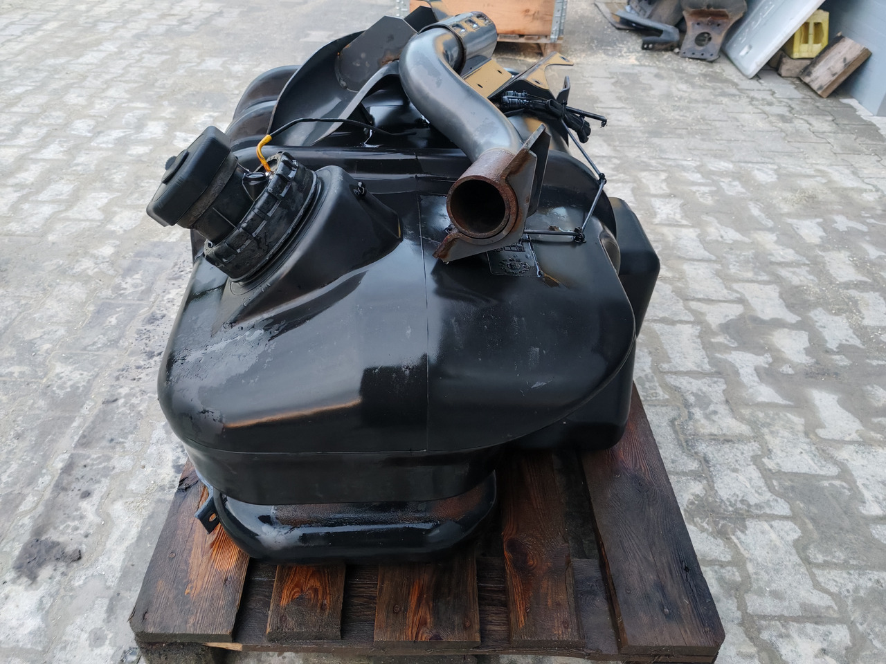 MERCEDES-BENZ ATEGO MP4 EURO6 / COMPLETE FUEL TANK / 180L / A9674710001 - Kraftstofftank: das Bild 3 MERCEDES-BENZ ATEGO MP4 EURO6 / COMPLETE FUEL TANK / 180L / A9674710001 - Kraftstofftank: das Bild 3