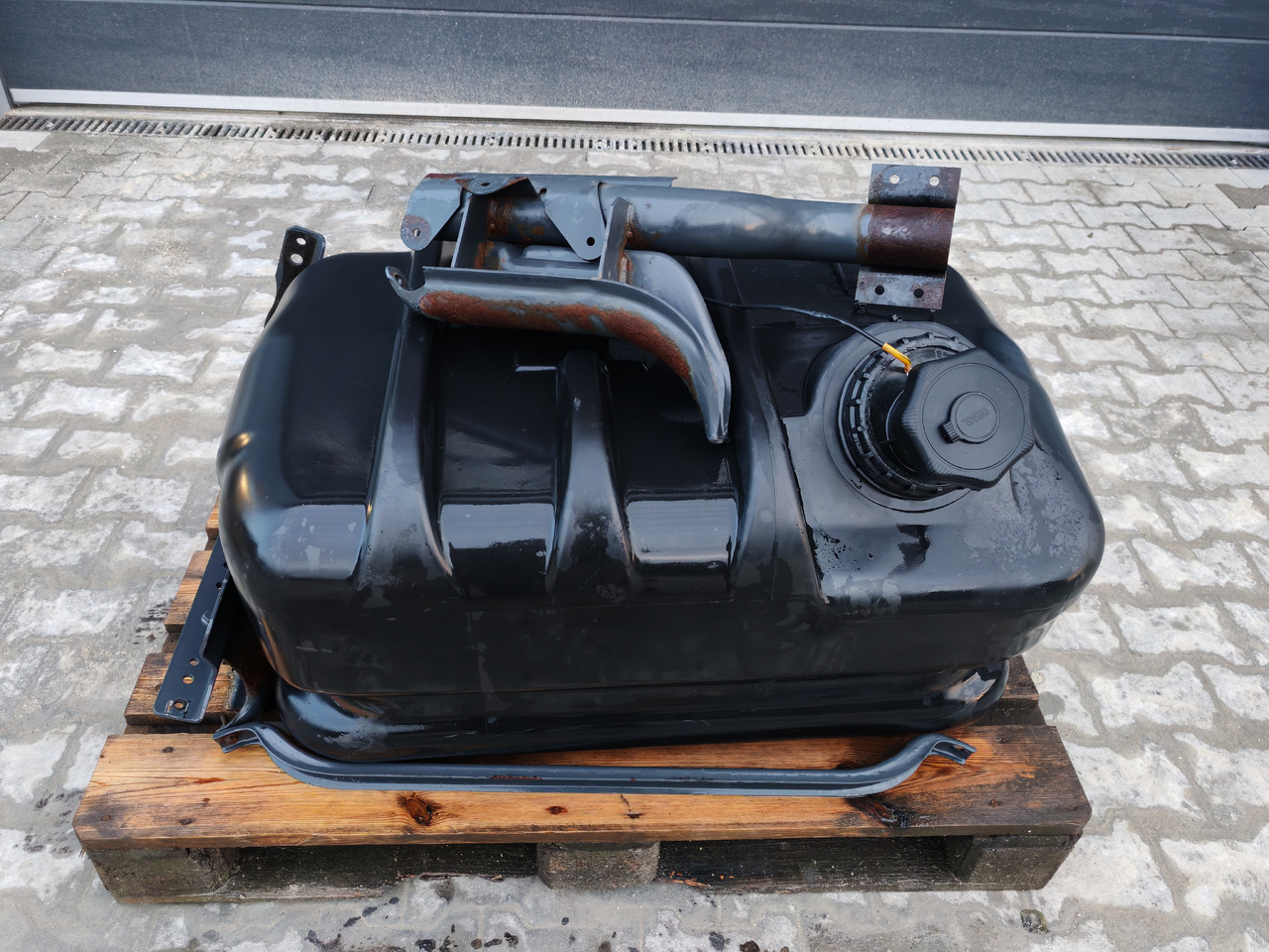 MERCEDES-BENZ ATEGO MP4 EURO6 / COMPLETE FUEL TANK / 180L / A9674710001 - Kraftstofftank: das Bild 2 MERCEDES-BENZ ATEGO MP4 EURO6 / COMPLETE FUEL TANK / 180L / A9674710001 - Kraftstofftank: das Bild 2