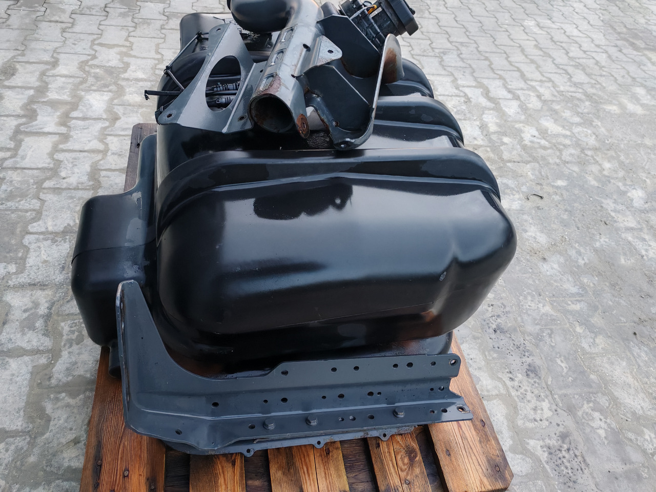 MERCEDES-BENZ ATEGO MP4 EURO6 / COMPLETE FUEL TANK / 180L / A9674710001 - Kraftstofftank: das Bild 4 MERCEDES-BENZ ATEGO MP4 EURO6 / COMPLETE FUEL TANK / 180L / A9674710001 - Kraftstofftank: das Bild 4