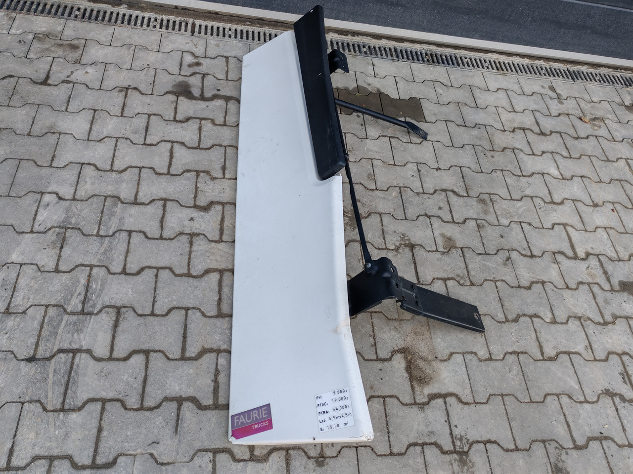 RENAULT RANGE T EURO 6 / HIGH CAB / RIGHT SPOILER - Aeropack/ Spoiler: das Bild 2 RENAULT RANGE T EURO 6 / HIGH CAB / RIGHT SPOILER - Aeropack/ Spoiler: das Bild 2