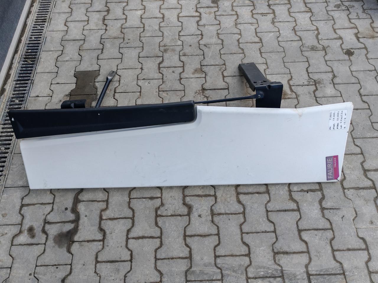 RENAULT RANGE T EURO 6 / HIGH CAB / RIGHT SPOILER - Aeropack/ Spoiler: das Bild 3 RENAULT RANGE T EURO 6 / HIGH CAB / RIGHT SPOILER - Aeropack/ Spoiler: das Bild 3