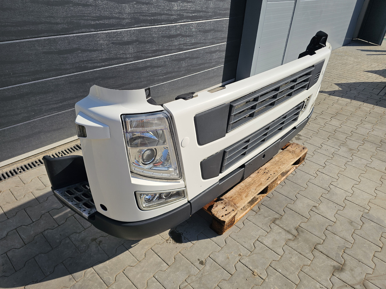 VOLVO FM 3 / COMPLETE FRONT BUMPER - Stoßstange: das Bild 2 VOLVO FM 3 / COMPLETE FRONT BUMPER - Stoßstange: das Bild 2