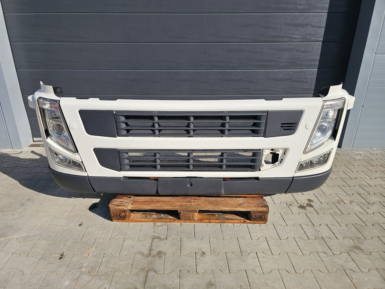 VOLVO FM3 EUR0 5 / COMPLETE BUMPER - Stoßstange: das Bild 2 VOLVO FM3 EUR0 5 / COMPLETE BUMPER - Stoßstange: das Bild 2