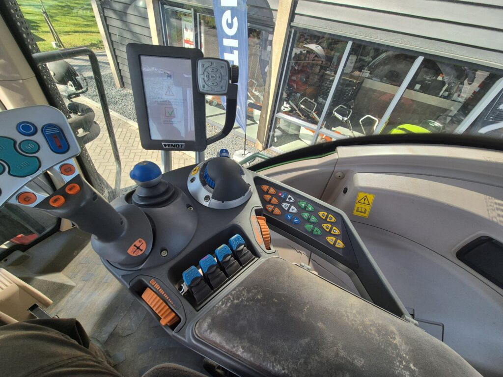 FENDT 828 - Traktor: das Bild 4 FENDT 828 - Traktor: das Bild 4