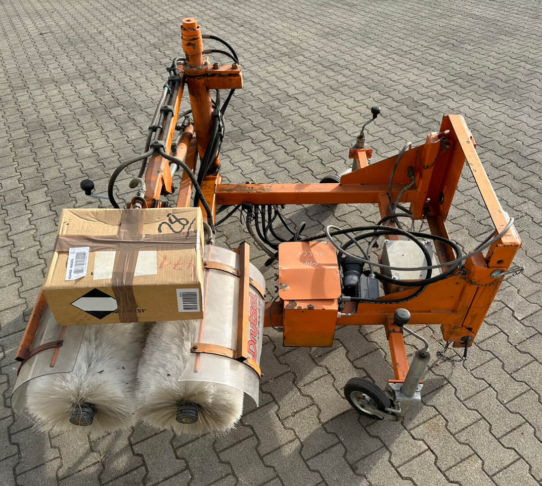 Unimog Leitpfostenwaschgerät Drutzel LWG-U-300 - Kehrbesen: das Bild 2 Unimog Leitpfostenwaschgerät Drutzel LWG-U-300 - Kehrbesen: das Bild 2