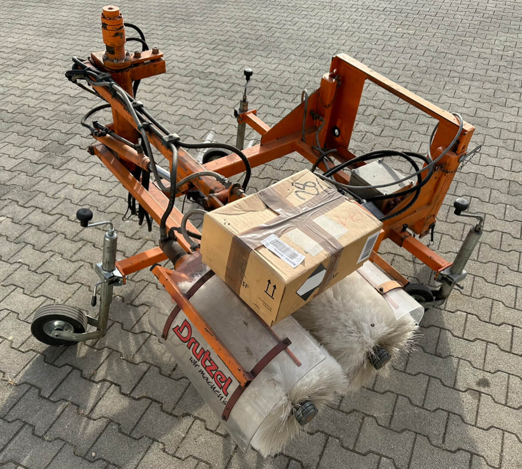 Unimog Leitpfostenwaschgerät Drutzel LWG-U-300 - Kehrbesen: das Bild 3 Unimog Leitpfostenwaschgerät Drutzel LWG-U-300 - Kehrbesen: das Bild 3