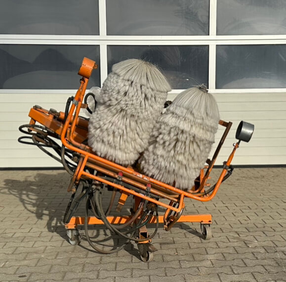 Unimog Leitpfostenwaschgerät Schmidt RPS-H - Kehrbesen: das Bild 1 Unimog Leitpfostenwaschgerät Schmidt RPS-H - Kehrbesen: das Bild 1