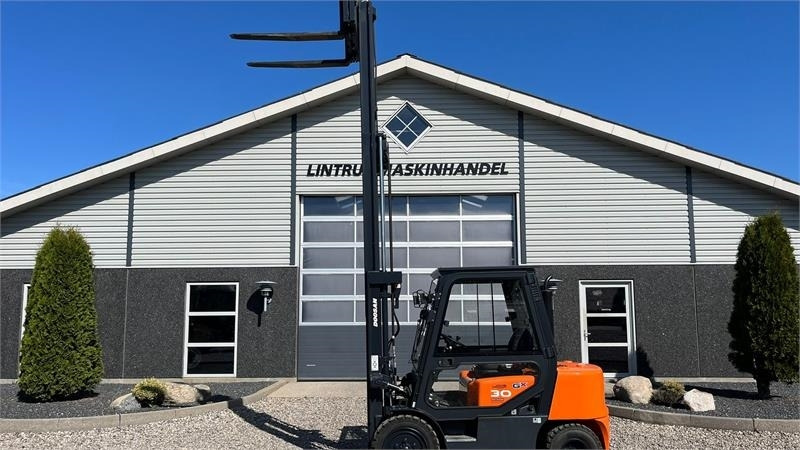 Doosan D30 G med kabine og KUN 57 TIMER FRA NY, MED TIME - Dieselstapler: das Bild 2 Doosan D30 G med kabine og KUN 57 TIMER FRA NY, MED TIME - Dieselstapler: das Bild 2