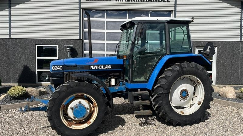 New Holland 8240 SLE Med frontlift og frontPTO - Traktor: das Bild 1 New Holland 8240 SLE Med frontlift og frontPTO - Traktor: das Bild 1