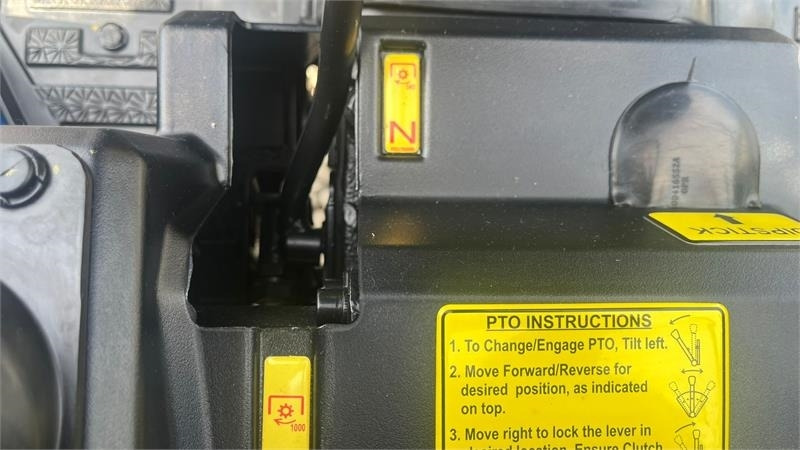 Kommunaltraktor Solis S26 6+2 gearmaskine med servostyring: das Bild 7