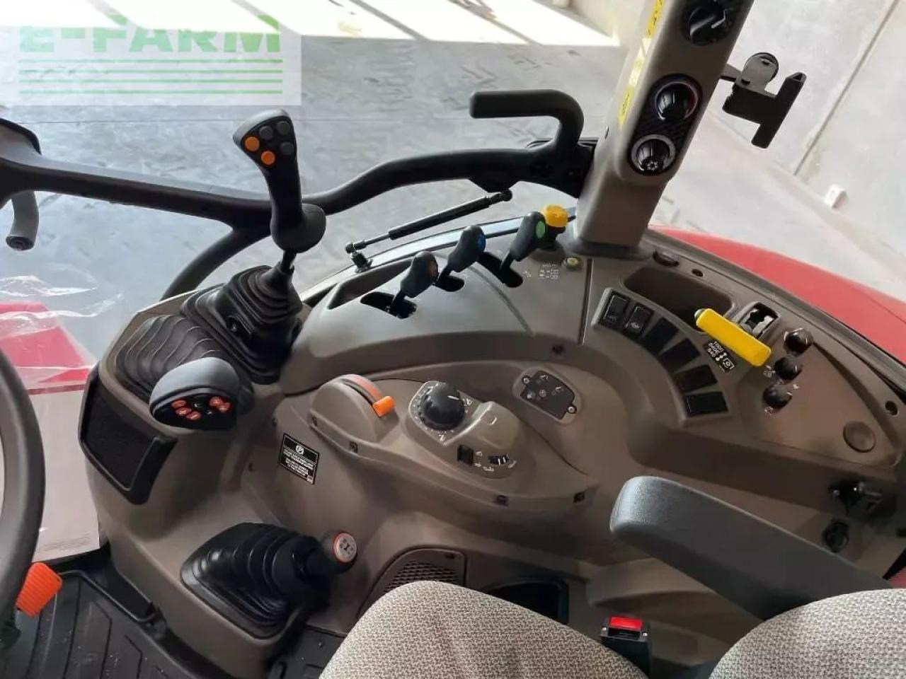 Traktor Case-IH farmall 100 c: das Bild 7