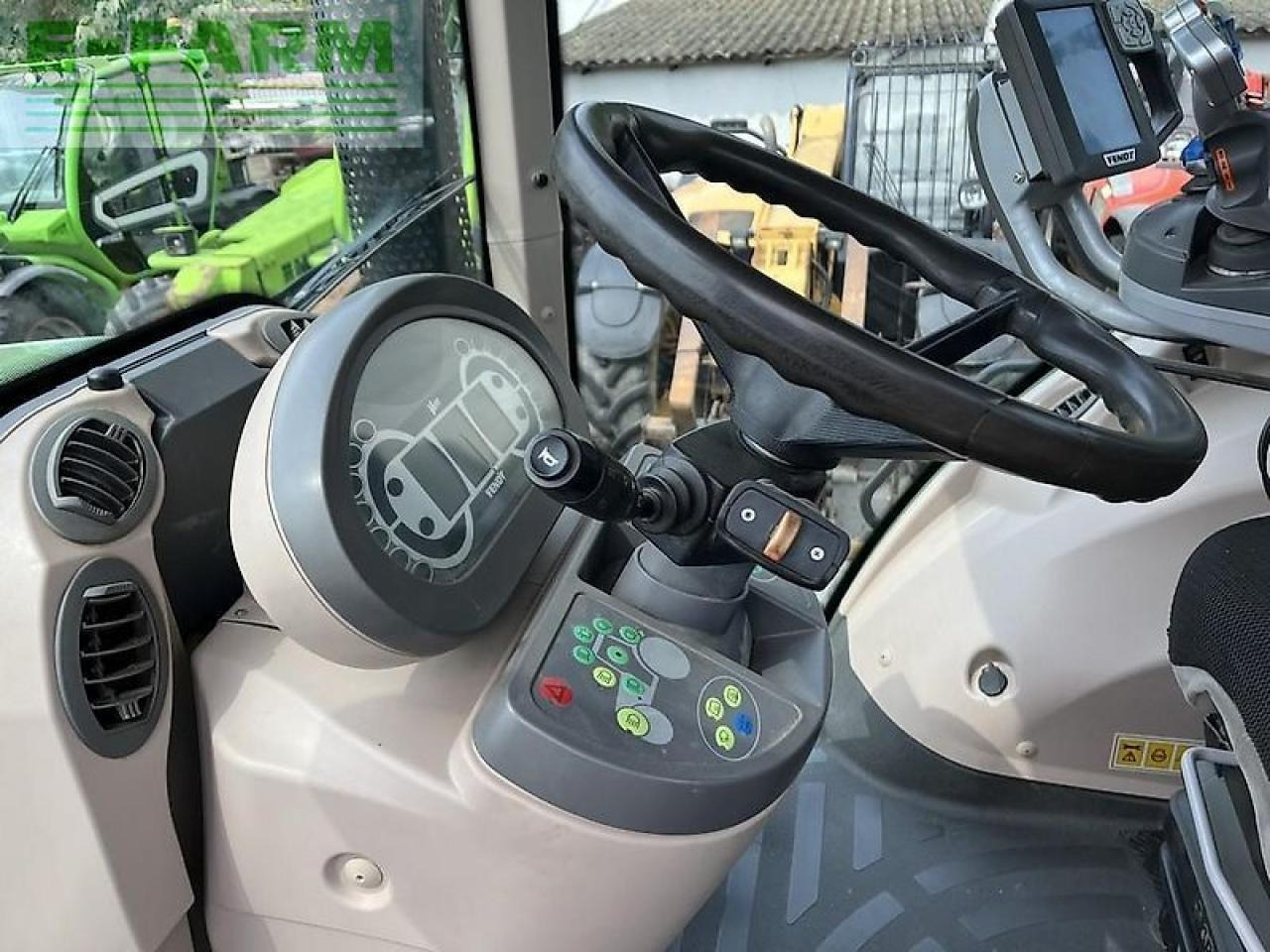 Traktor Fendt 824 vario: das Bild 12