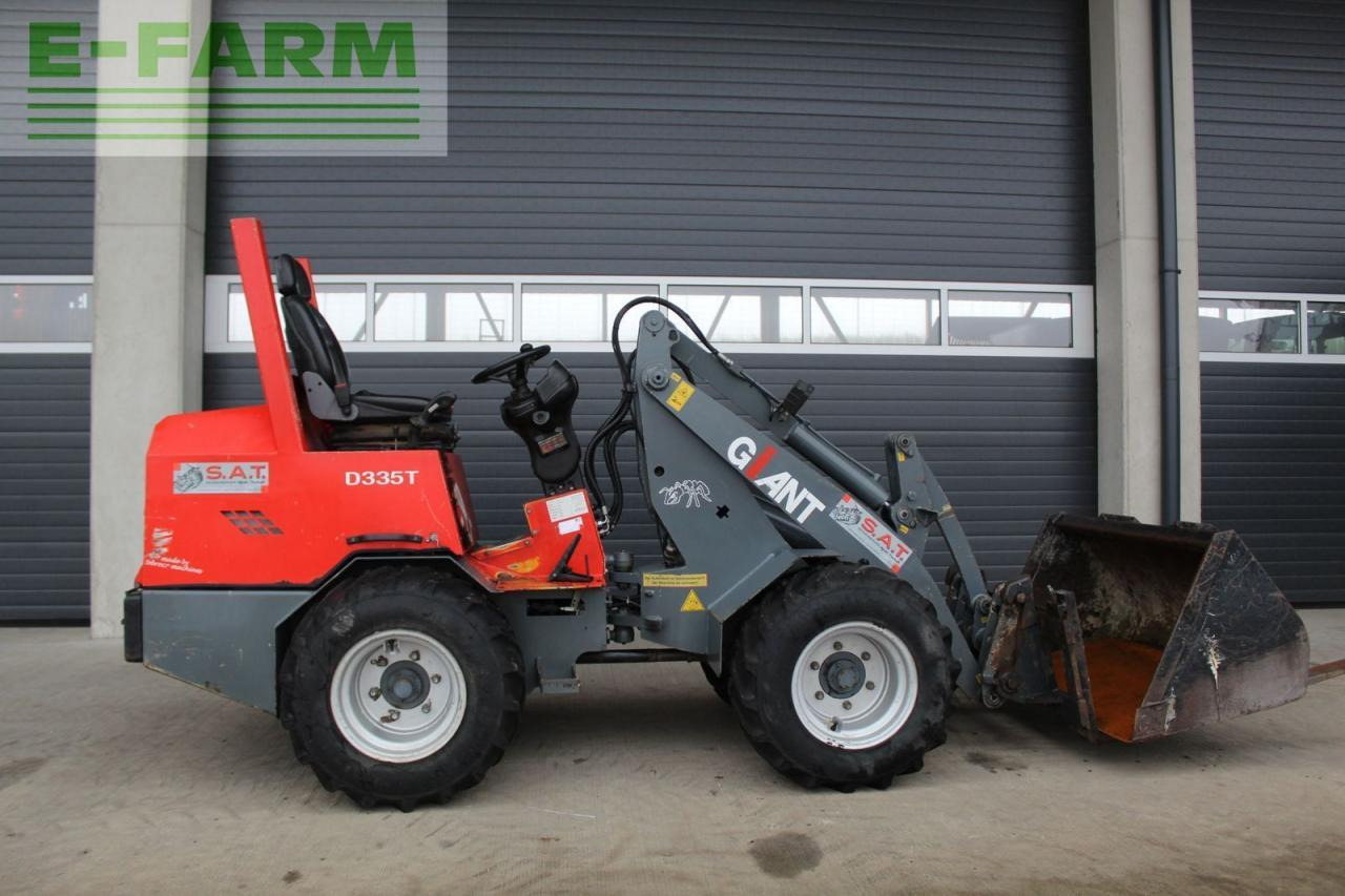 Giant hoflader d 335 t - Minibagger: das Bild 1 Giant hoflader d 335 t - Minibagger: das Bild 1