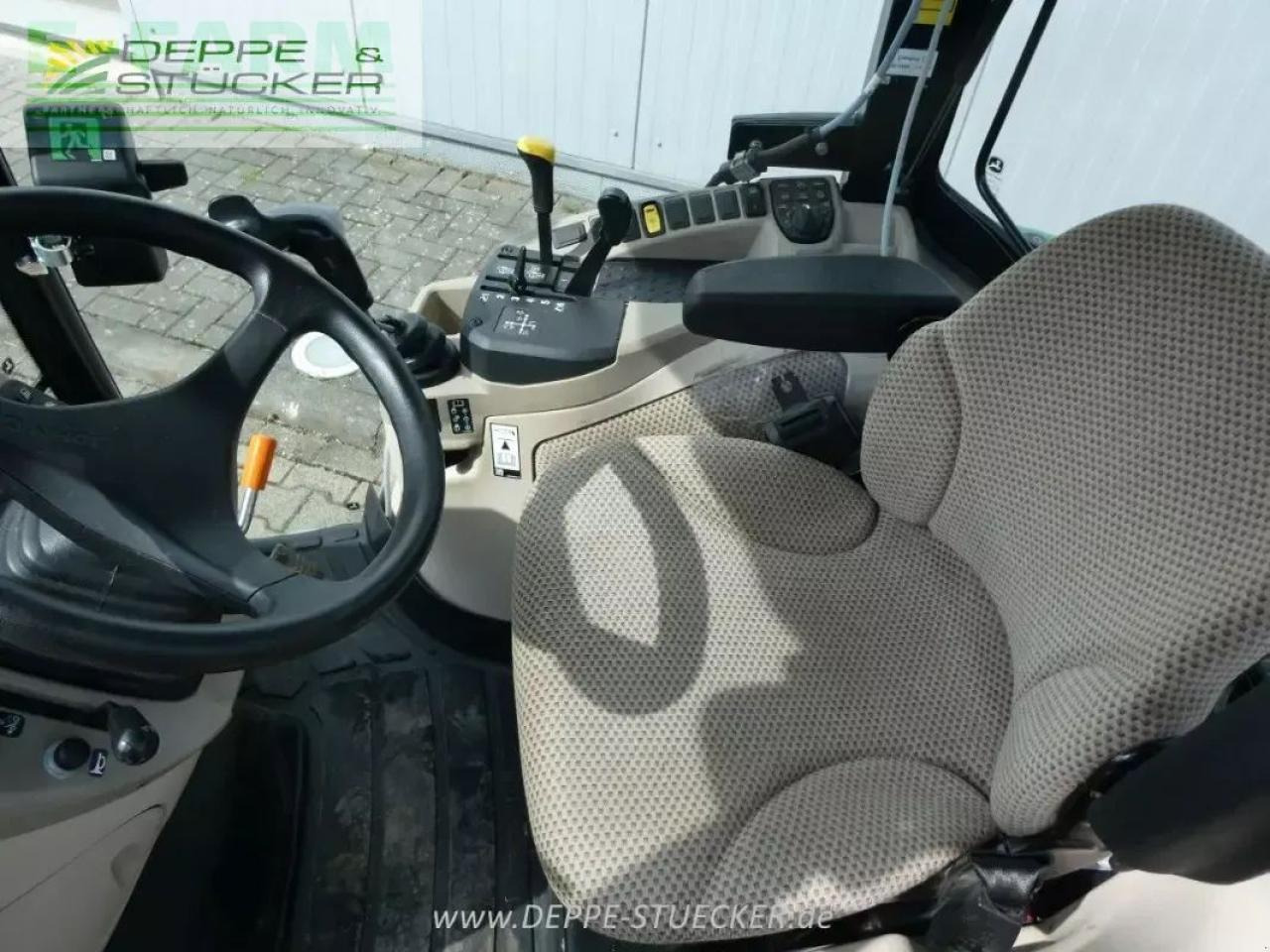 Traktor John Deere 3046r: das Bild 12 Traktor John Deere 3046r: das Bild 12