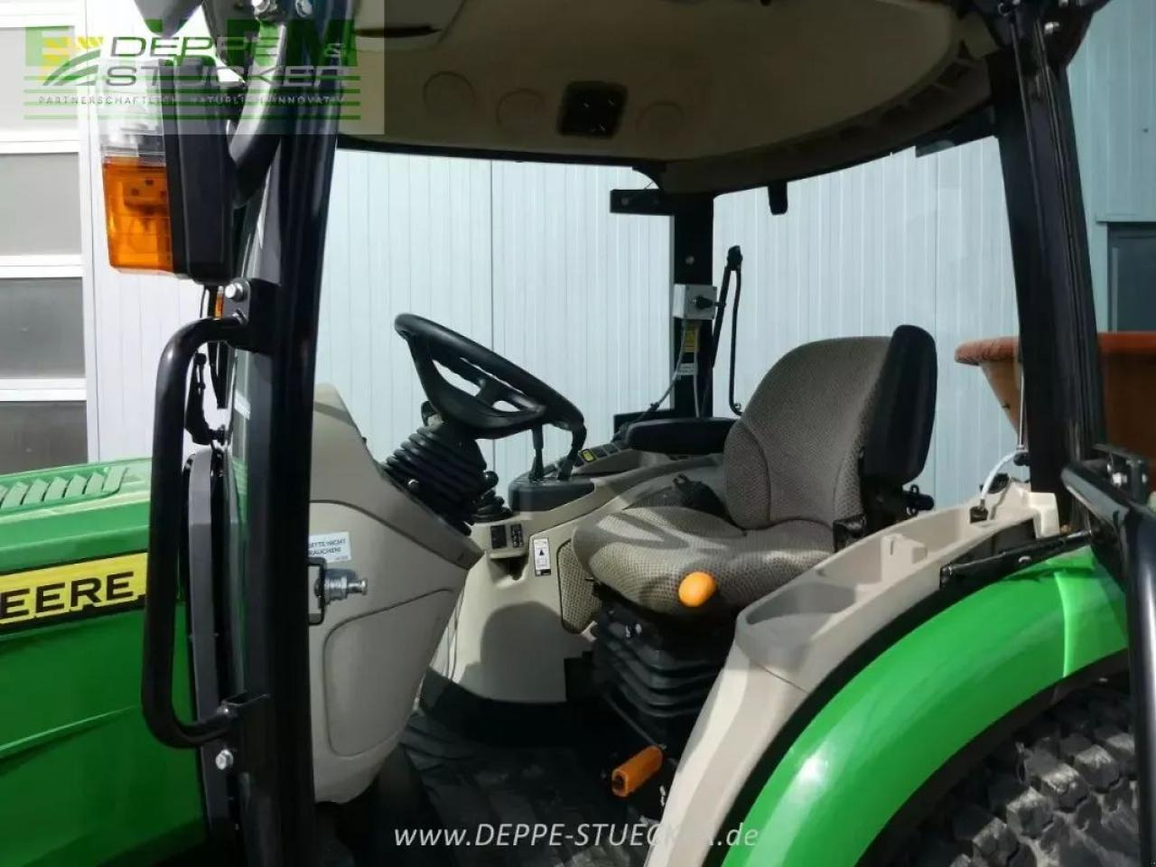 Traktor John Deere 3046r: das Bild 11 Traktor John Deere 3046r: das Bild 11