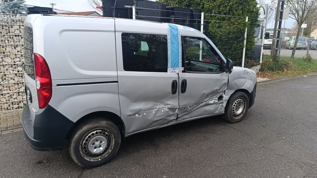 Opel Combo Kastenwagen Transp. Seitenschaden fahrbereit - Koffer Transporter: das Bild 3 Opel Combo Kastenwagen Transp. Seitenschaden fahrbereit - Koffer Transporter: das Bild 3