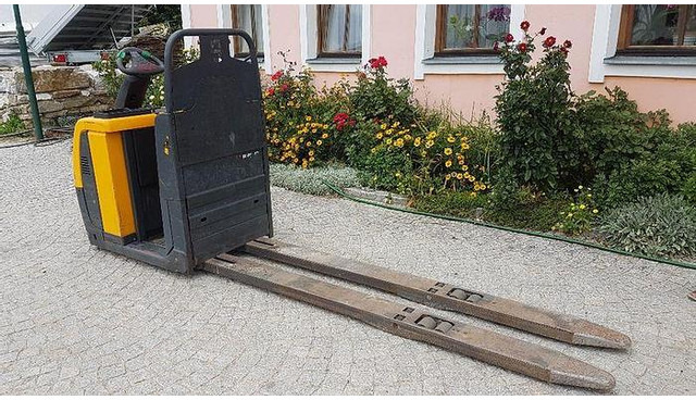 Jungheinrich ECE 225 Komissionierer - Gabelstapler: das Bild 2 Jungheinrich ECE 225 Komissionierer - Gabelstapler: das Bild 2