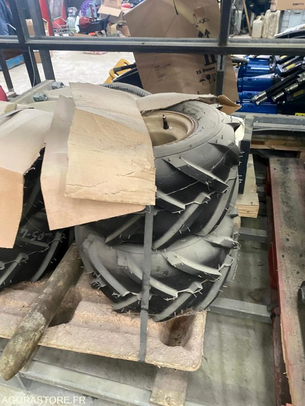 4 Roues completes CARLISLE 18 X 9.50-8 pour DITCH WITCH R300 - Baugeräte: das Bild 2 4 Roues completes CARLISLE 18 X 9.50-8 pour DITCH WITCH R300 - Baugeräte: das Bild 2