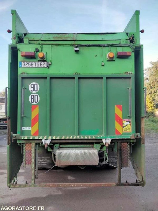 Camion avec benne et grue attenante à la cabine - Müllwagen: das Bild 3 Camion avec benne et grue attenante à la cabine - Müllwagen: das Bild 3