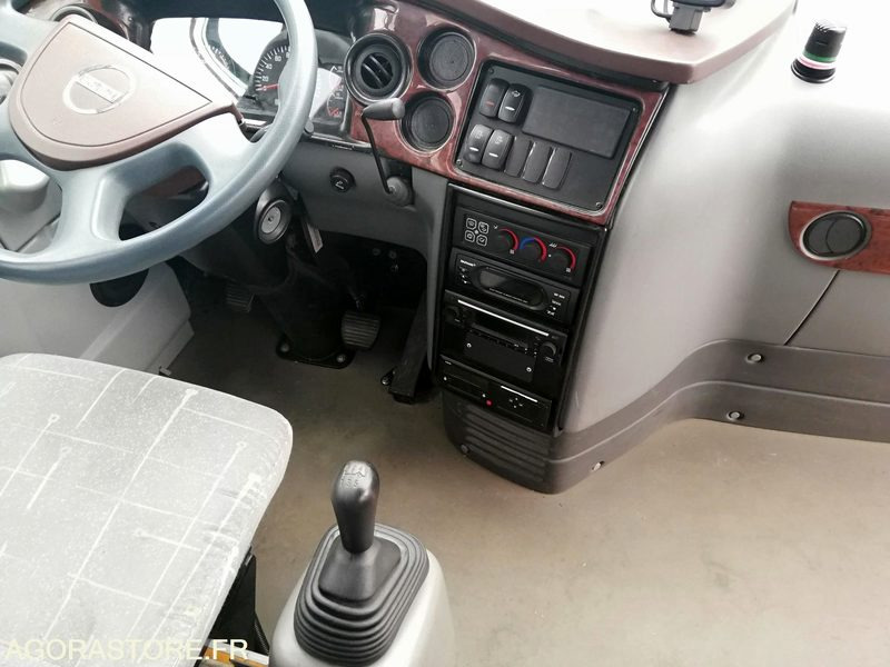 Car Isuzu Turquoise - 2017 - 110 000 km - Schulbus: das Bild 3 Car Isuzu Turquoise - 2017 - 110 000 km - Schulbus: das Bild 3