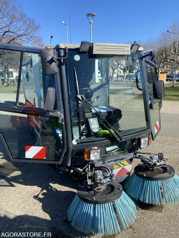 LOT DE DEUX BALAYEUSE SCHMIDT SWINGO 2001 ET 2003 + UNE BALAYEUSE BOSCHUNG 2001 - Kehrmaschine: das Bild 2 LOT DE DEUX BALAYEUSE SCHMIDT SWINGO 2001 ET 2003 + UNE BALAYEUSE BOSCHUNG 2001 - Kehrmaschine: das Bild 2