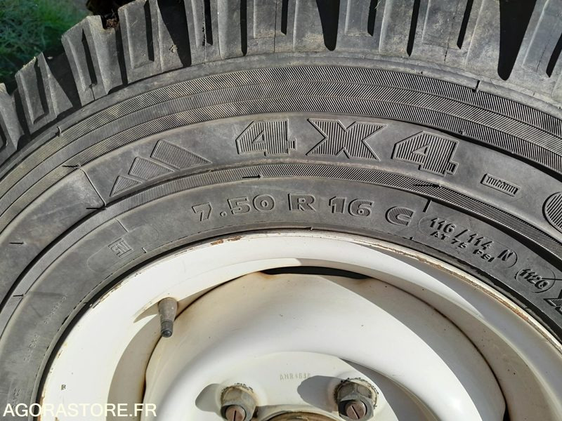 Land Rover Defender - 2005 - 120713kms - 8575SE58 - SUV/ Geländewagen: das Bild 3 Land Rover Defender - 2005 - 120713kms - 8575SE58 - SUV/ Geländewagen: das Bild 3