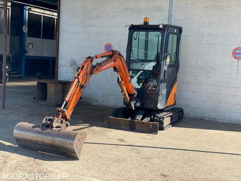 MINI-PELLE SUR CHENILLE CAOUTCHOUC HITACHI ZX17U-2 15CV 1.9T AVEC 3 GODETS - Bagger: das Bild 1 MINI-PELLE SUR CHENILLE CAOUTCHOUC HITACHI ZX17U-2 15CV 1.9T AVEC 3 GODETS - Bagger: das Bild 1