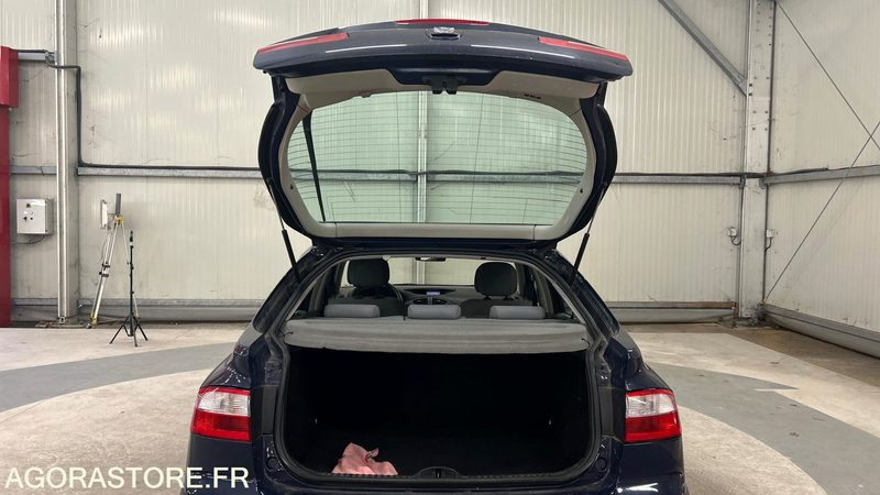 RENAULT-LAGUNA-1.6-16V-EXPRESSION - PKW: das Bild 5 RENAULT-LAGUNA-1.6-16V-EXPRESSION - PKW: das Bild 5