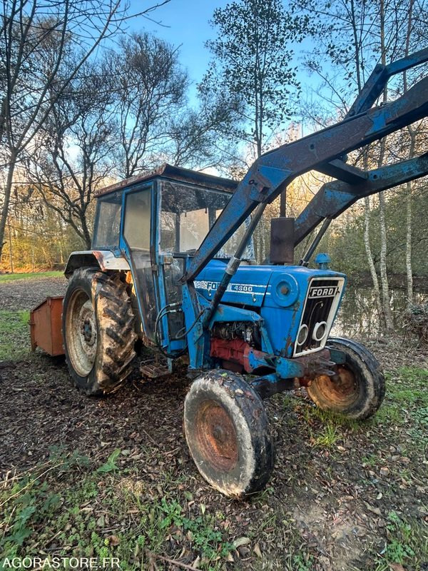 Tracteur Ford 4600 avec fourche - 7 250 HEURES - 1976 - Traktor: das Bild 1 Tracteur Ford 4600 avec fourche - 7 250 HEURES - 1976 - Traktor: das Bild 1
