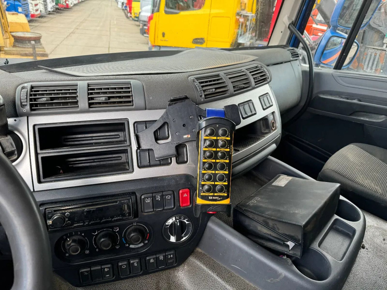 Abrollkipper neu kaufen DAF CF 460 8X2 ONLY VISUAL DAMAGED // ENGINE IS RUNN: das Bild 13