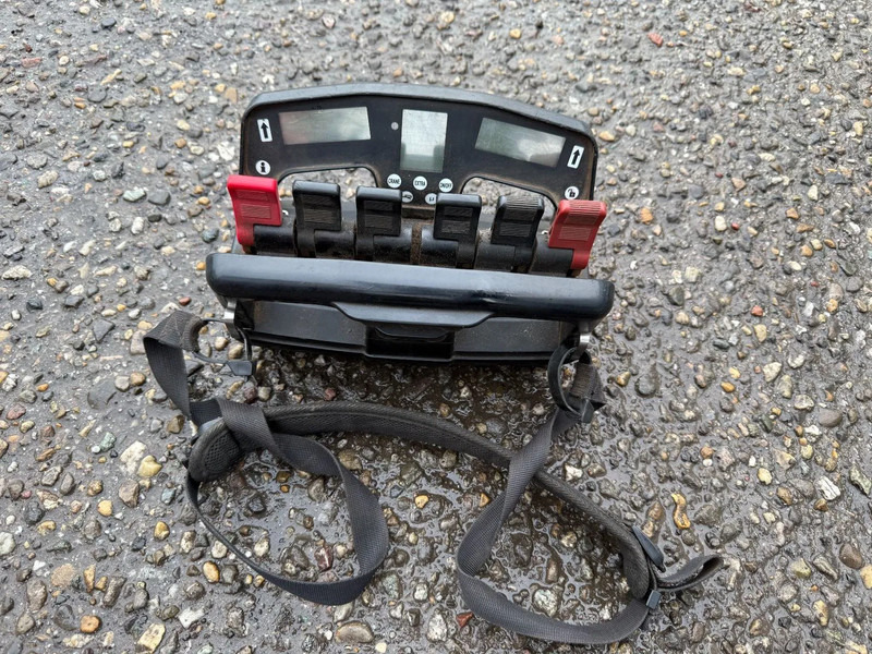 Scania R500 V8 8X4 + HIAB 220-5 + REMOTE + CABLELIFT - FULL STEEL SUSP. MANUAL GEAR. BIG AXLES - Seil Abrollkipper, Autokran: das Bild 3 Scania R500 V8 8X4 + HIAB 220-5 + REMOTE + CABLELIFT - FULL STEEL SUSP. MANUAL GEAR. BIG AXLES - Seil Abrollkipper, Autokran: das Bild 3