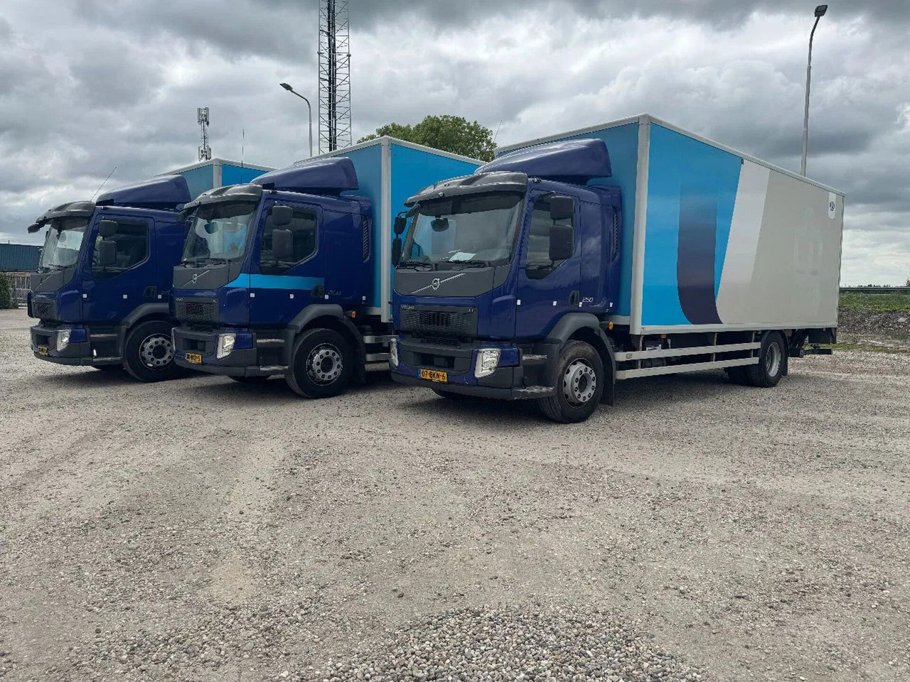 Volvo FL 250 4X2 3 UNITS CARGO LOCK + DHOLLANDIA LIFT - Koffer LKW: das Bild 1 Volvo FL 250 4X2 3 UNITS CARGO LOCK + DHOLLANDIA LIFT - Koffer LKW: das Bild 1