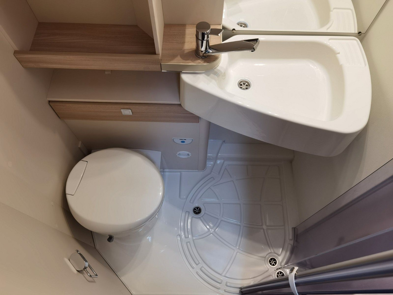 Alkoven Wohnmobil Eura Mobil ACTIVA ONE 690 HB / 180PS-40H MAXI/ PANORAMADACH: das Bild 22 Alkoven Wohnmobil Eura Mobil ACTIVA ONE 690 HB / 180PS-40H MAXI/ PANORAMADACH: das Bild 22