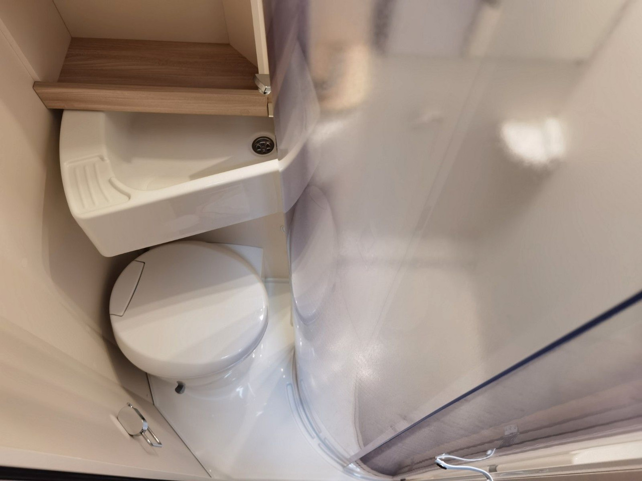 Alkoven Wohnmobil Eura Mobil ACTIVA ONE 690 HB / 180PS-40H MAXI/ PANORAMADACH: das Bild 24 Alkoven Wohnmobil Eura Mobil ACTIVA ONE 690 HB / 180PS-40H MAXI/ PANORAMADACH: das Bild 24