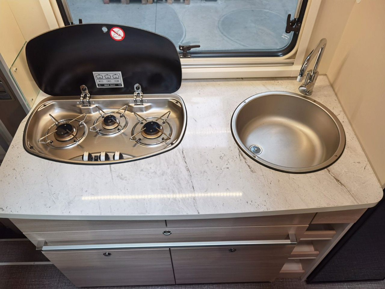 Alkoven Wohnmobil Eura Mobil ACTIVA ONE 690 HB / 180PS-40H MAXI/ PANORAMADACH: das Bild 18 Alkoven Wohnmobil Eura Mobil ACTIVA ONE 690 HB / 180PS-40H MAXI/ PANORAMADACH: das Bild 18