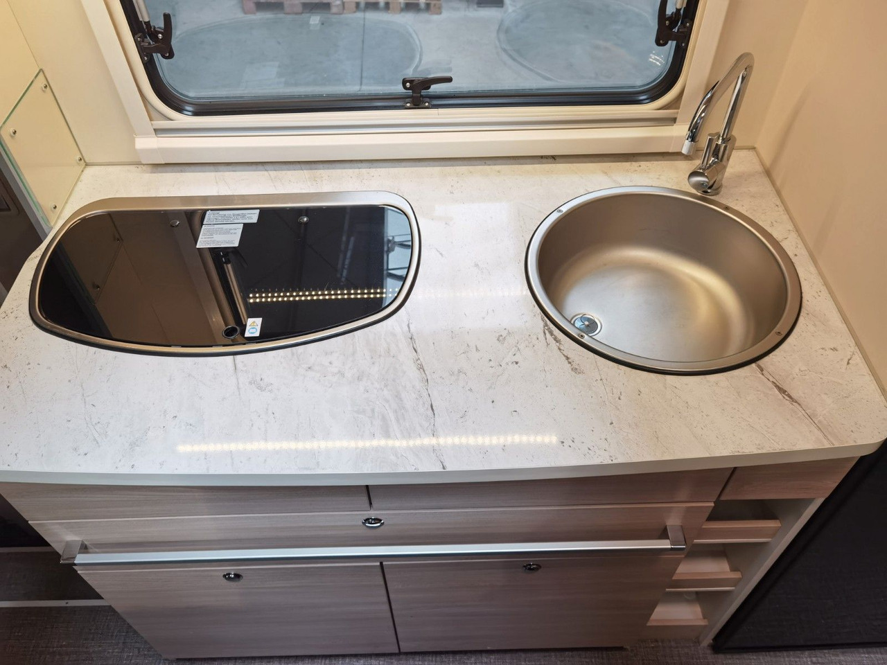 Alkoven Wohnmobil Eura Mobil ACTIVA ONE 690 HB / 180PS-40H MAXI/ PANORAMADACH: das Bild 19 Alkoven Wohnmobil Eura Mobil ACTIVA ONE 690 HB / 180PS-40H MAXI/ PANORAMADACH: das Bild 19