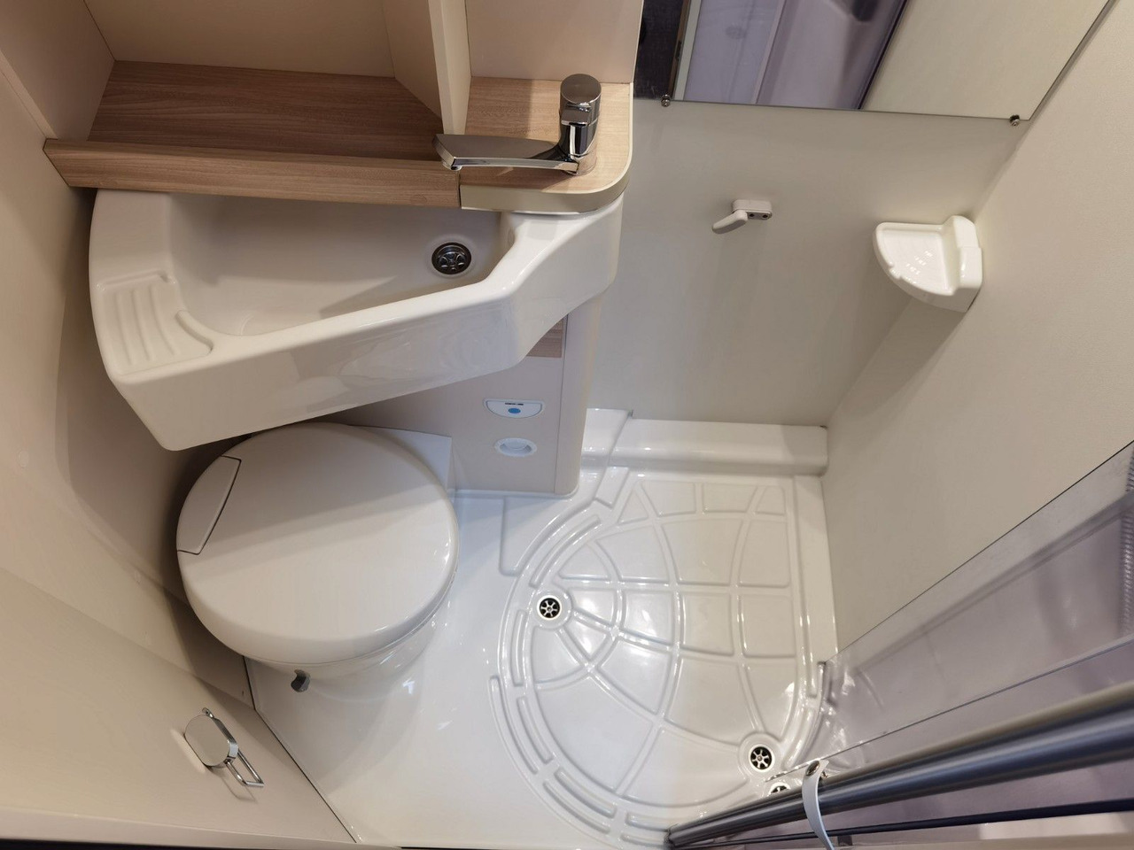 Alkoven Wohnmobil Eura Mobil ACTIVA ONE 690 HB / 180PS-40H MAXI/ PANORAMADACH: das Bild 23 Alkoven Wohnmobil Eura Mobil ACTIVA ONE 690 HB / 180PS-40H MAXI/ PANORAMADACH: das Bild 23