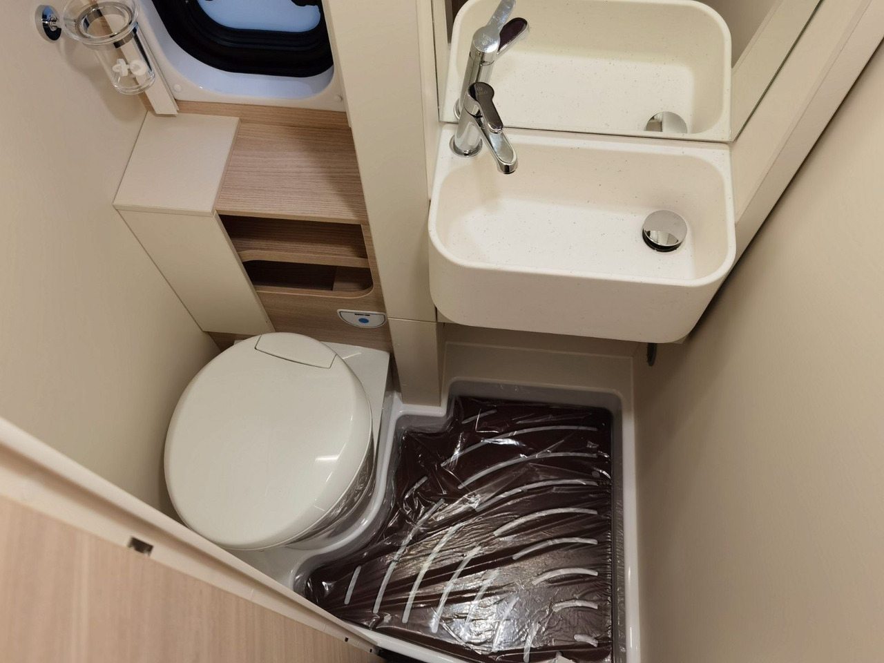 Camper Van Eura Mobil VAN 635 EB / 180 PS -9G / EINZELBETTEN: das Bild 19 Camper Van Eura Mobil VAN 635 EB / 180 PS -9G / EINZELBETTEN: das Bild 19