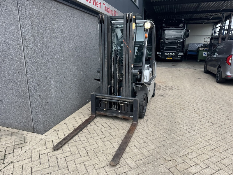 Nissan UD02A25PQ Triplo 475 Freelift/Sideshift LPG 2005 - Treibgasstapler: das Bild 4 Nissan UD02A25PQ Triplo 475 Freelift/Sideshift LPG 2005 - Treibgasstapler: das Bild 4