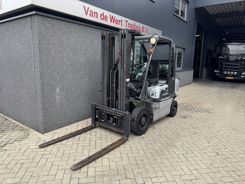 Nissan UD02A25PQ Triplo 475 Freelift/Sideshift LPG 2005 - Treibgasstapler: das Bild 3 Nissan UD02A25PQ Triplo 475 Freelift/Sideshift LPG 2005 - Treibgasstapler: das Bild 3