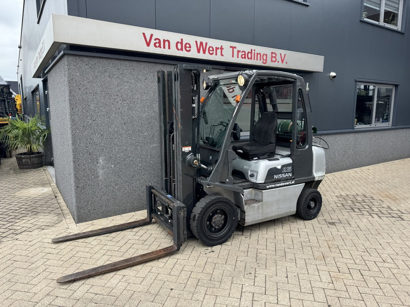 Nissan UD02A25PQ Triplo 475 Freelift/Sideshift LPG 2005 - Treibgasstapler: das Bild 2 Nissan UD02A25PQ Triplo 475 Freelift/Sideshift LPG 2005 - Treibgasstapler: das Bild 2