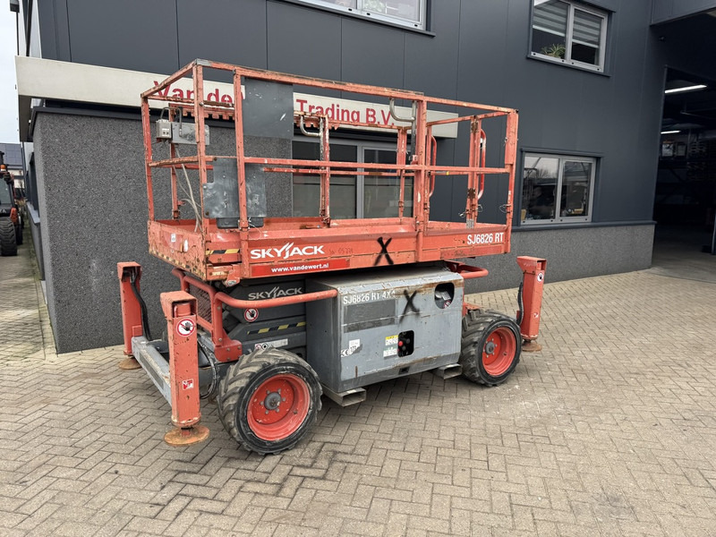 Skyjack SJ 6826RT Schaarhoogwerker / Scissor / Arbeitsbuhne 2015 4X4 Kubota Diesel 10M Werkhoogte - Scherenbühne: das Bild 2 Skyjack SJ 6826RT Schaarhoogwerker / Scissor / Arbeitsbuhne 2015 4X4 Kubota Diesel 10M Werkhoogte - Scherenbühne: das Bild 2