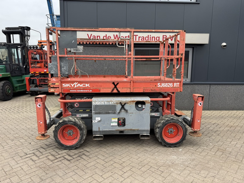 Skyjack SJ 6826RT Schaarhoogwerker / Scissor / Arbeitsbuhne 2015 4X4 Kubota Diesel 10M Werkhoogte - Scherenbühne: das Bild 1 Skyjack SJ 6826RT Schaarhoogwerker / Scissor / Arbeitsbuhne 2015 4X4 Kubota Diesel 10M Werkhoogte - Scherenbühne: das Bild 1