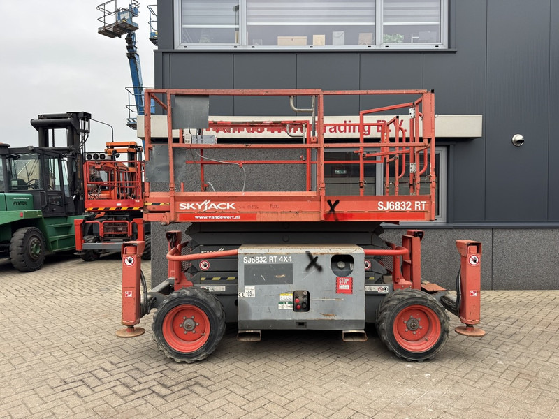 Skyjack SJ 6832RT Schaarhoogwerker / Scissor / Arbeitsbuhne 2015 4X4 Kubota Diesel 12M Werkhoogte - Scherenbühne: das Bild 1 Skyjack SJ 6832RT Schaarhoogwerker / Scissor / Arbeitsbuhne 2015 4X4 Kubota Diesel 12M Werkhoogte - Scherenbühne: das Bild 1