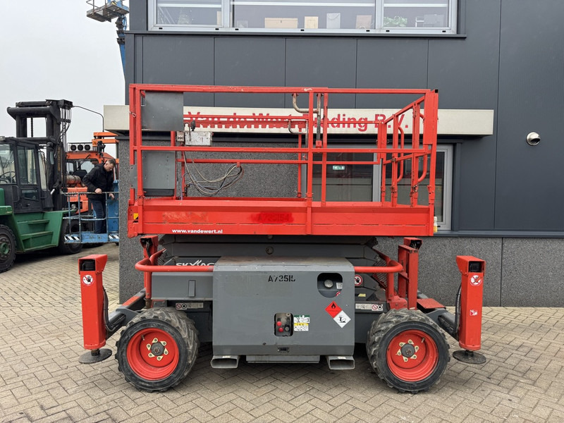 Skyjack SJ 6832RT Schaarhoogwerker / Scissor / Arbeitsbuhne 2016 4X4 Kubota Diesel 12M Werkhoogte - Scherenbühne: das Bild 1 Skyjack SJ 6832RT Schaarhoogwerker / Scissor / Arbeitsbuhne 2016 4X4 Kubota Diesel 12M Werkhoogte - Scherenbühne: das Bild 1
